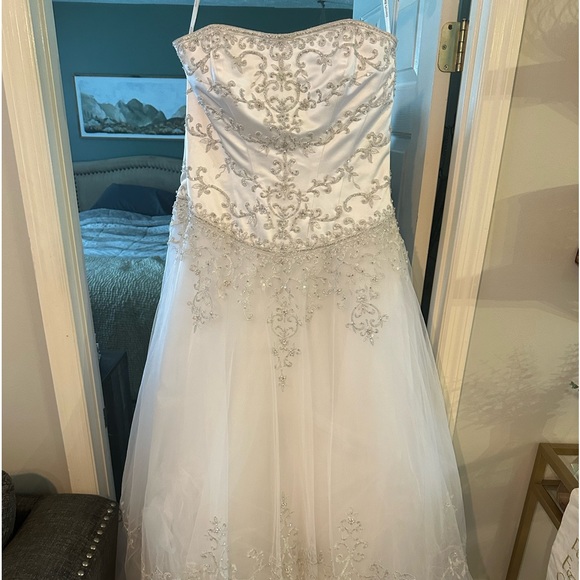 David’s bridal wedding dress never been worn still has the tags